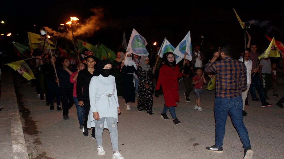 ⁣تظاهرة بالمشاعل في تل براك تنديداً بهجمات الاحتلال التركي وسياساته العدائية