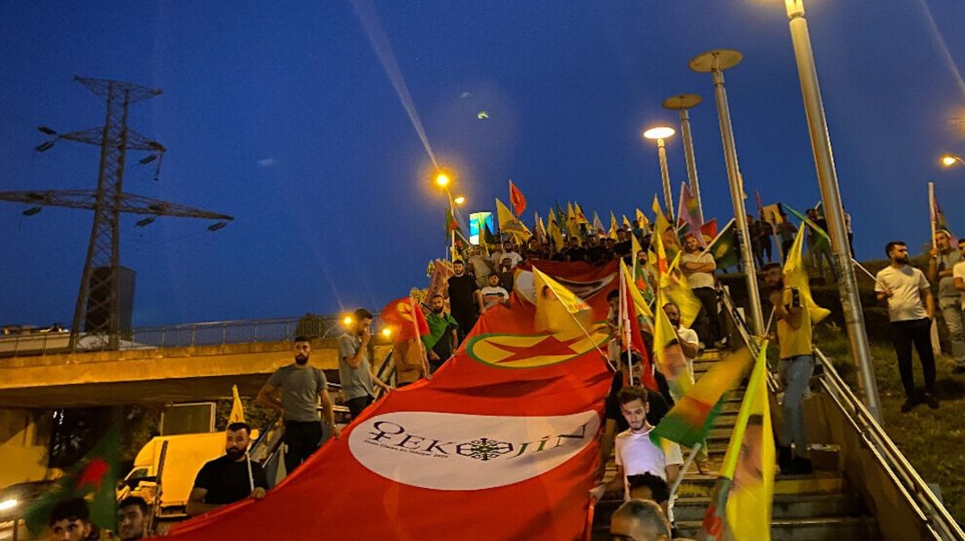 ⁣Kurdên li Fransayê li dijî êrişên li ser Mexmur, Şengal û Rojava daketin qadan