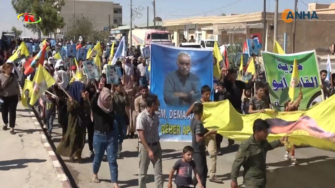 المئات في عين عيسى يخرجون بمسيرة مطالبة بالحرية الجسدية للقائد عبد الله أوجلان
