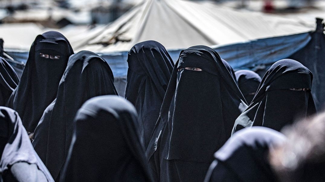 ⁣دائرة العلاقات الخارجية تسلم 4 نساء و13 طفل من عوائل داعش لوفد أسترالي