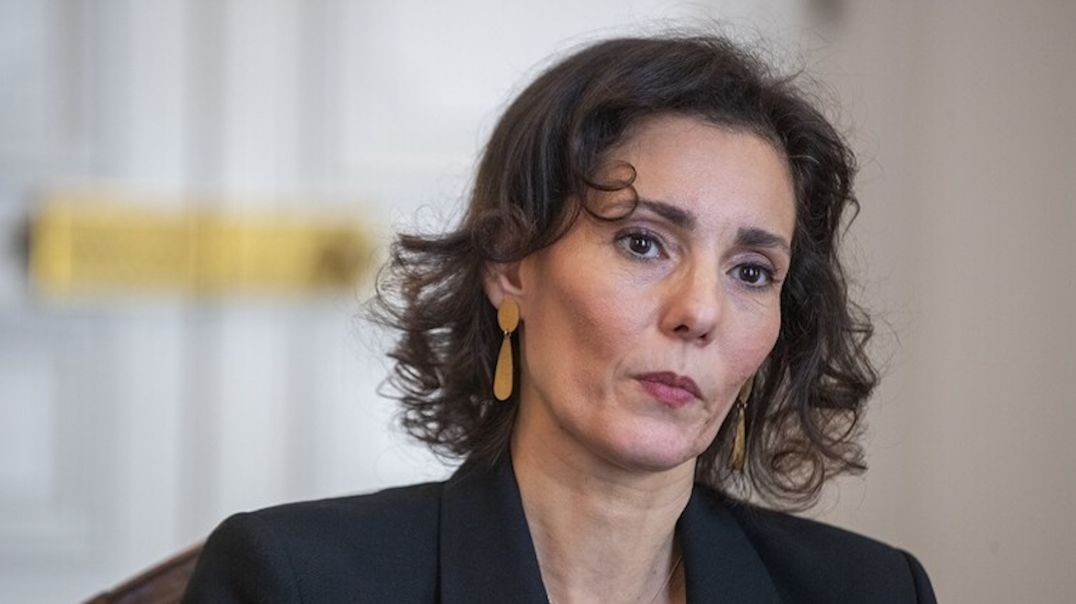 ⁣وزيرة الخارجية البلجيكية تقص خصلة من شعرها تنديدا بمقتل جينا أميني