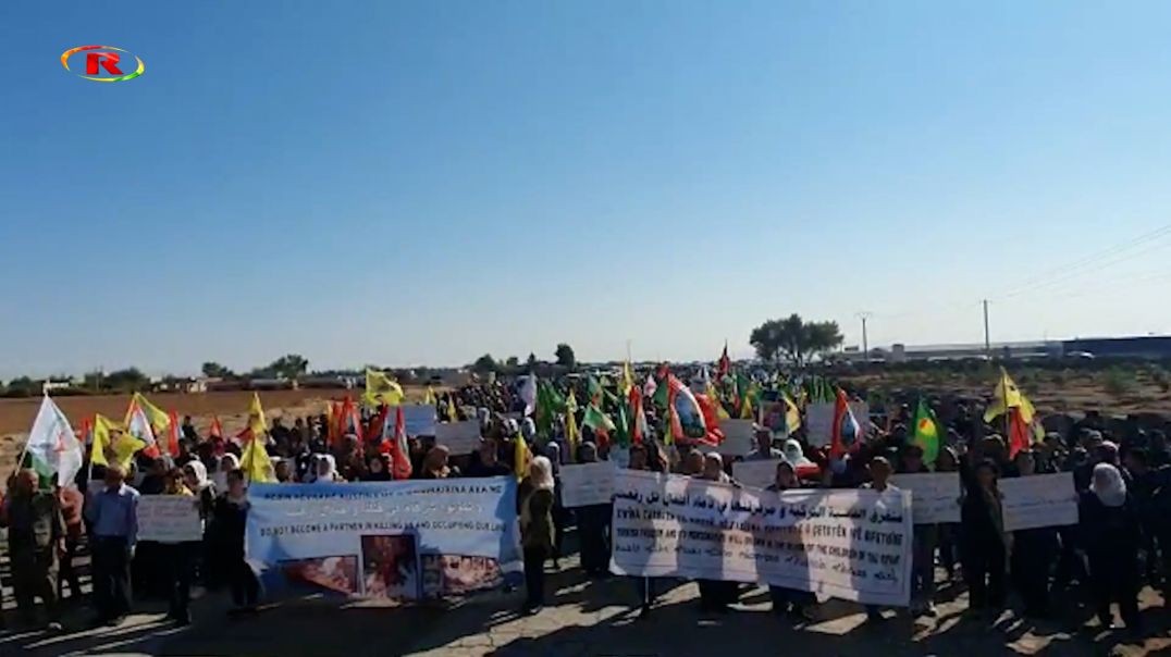 ⁣أهالي الحسكة يعتصمون أمام مركز التحالف الدولي للتنديد بصمته حيال هجمات الاحتلال التركي