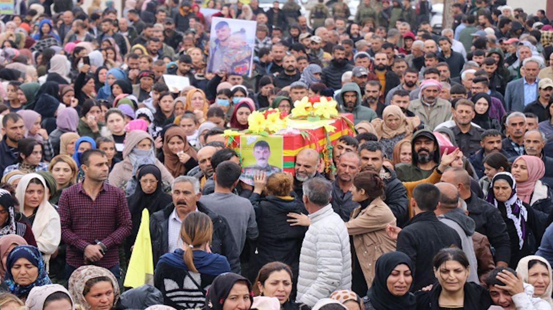 الآلاف من أهالي قامشلو يشيعون جثمان الشهيد ميتان