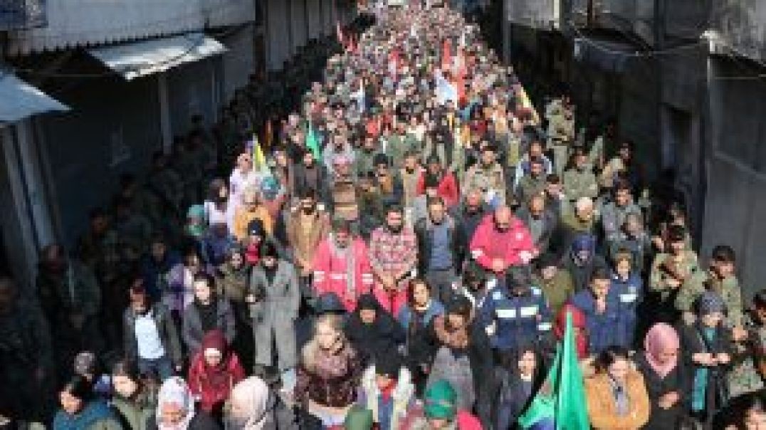 ⁣الآلاف في حلب يودعون جثمان الشهيد حمزة كوباني