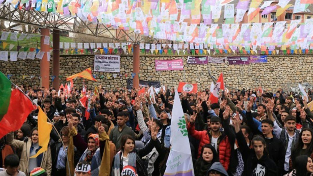 ⁣Li Bakurê Kurdistanê agirê Newrozê li gelek bajaran hate pêxistin