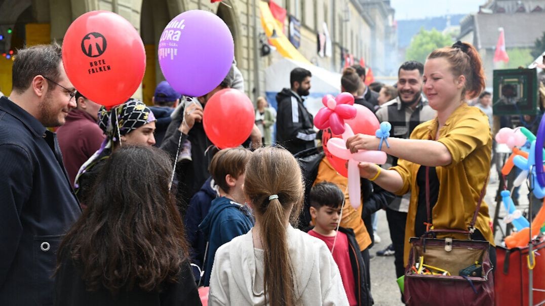 ⁣Li Zurîchê 1'ê Gulanê bi diruşmeya ' Jin, Jiyan, Azadî' hat pîrozkirin