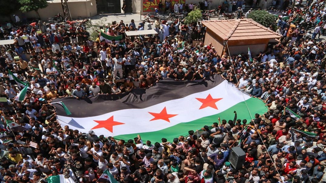 ⁣مظاهرات عارمة في الشمال السوري رفضا للتطبيع وممارسات مرتزقة هيئة تحرير الشام