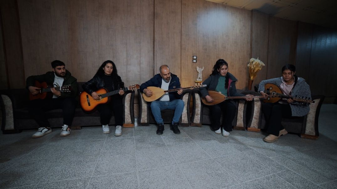 ⁣DOSYA - Peymangeha Vejîn a mukîzê bi stranên xwe piştgiriya berxwedana Kobanê dike