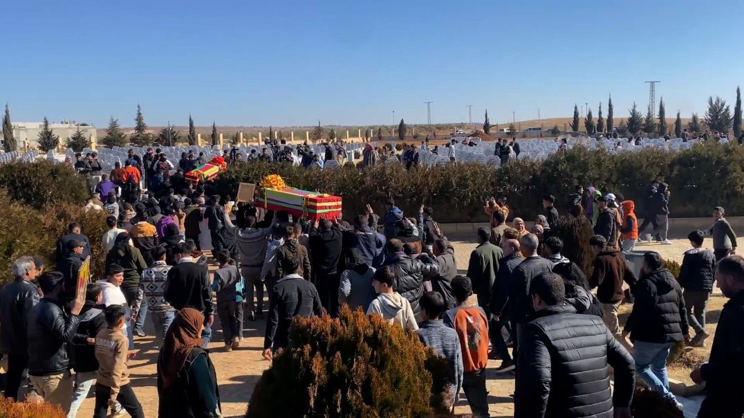 ⁣DOSYA - Li Kobanê bi merasîmeke girseyî 12 şehîd hatin oxirkirin