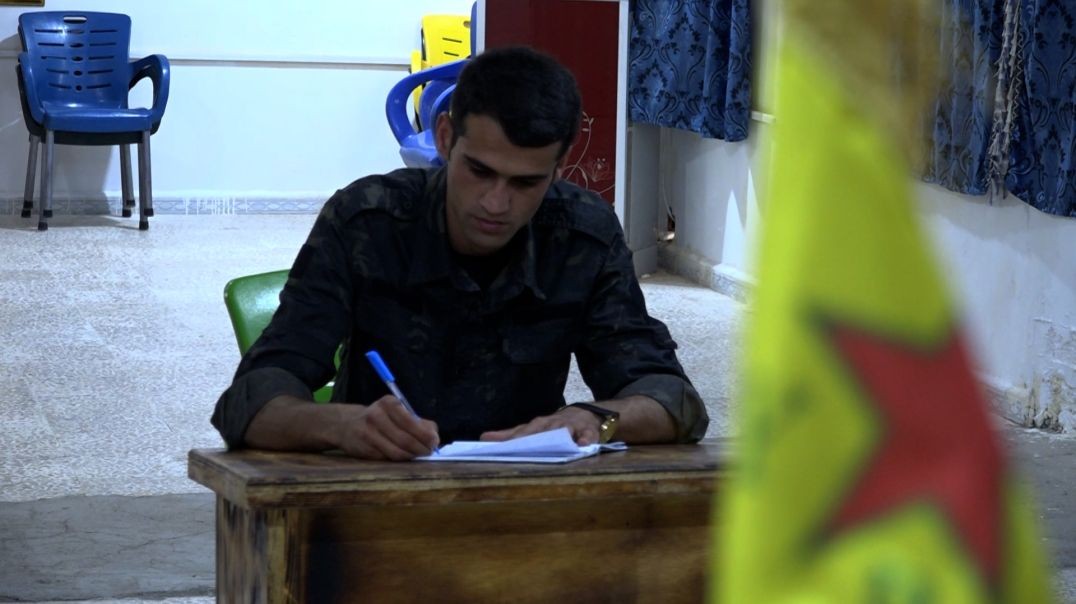 ⁣ملف - عمر أحمد.. مقاتل يحمل القلم إلى جانب السلاح