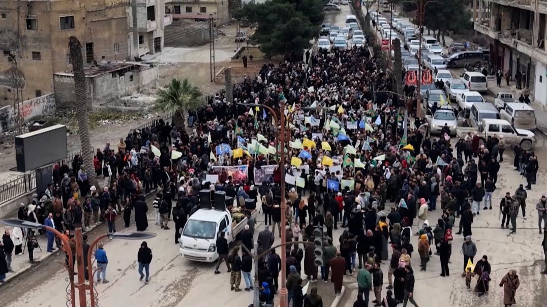 ⁣مسيرة حاشدة في الرقة تنديدا بجرائم مرتزقة الحكومة المؤقتة بحقّ أهالي الشيخ مقصود والأشرفية