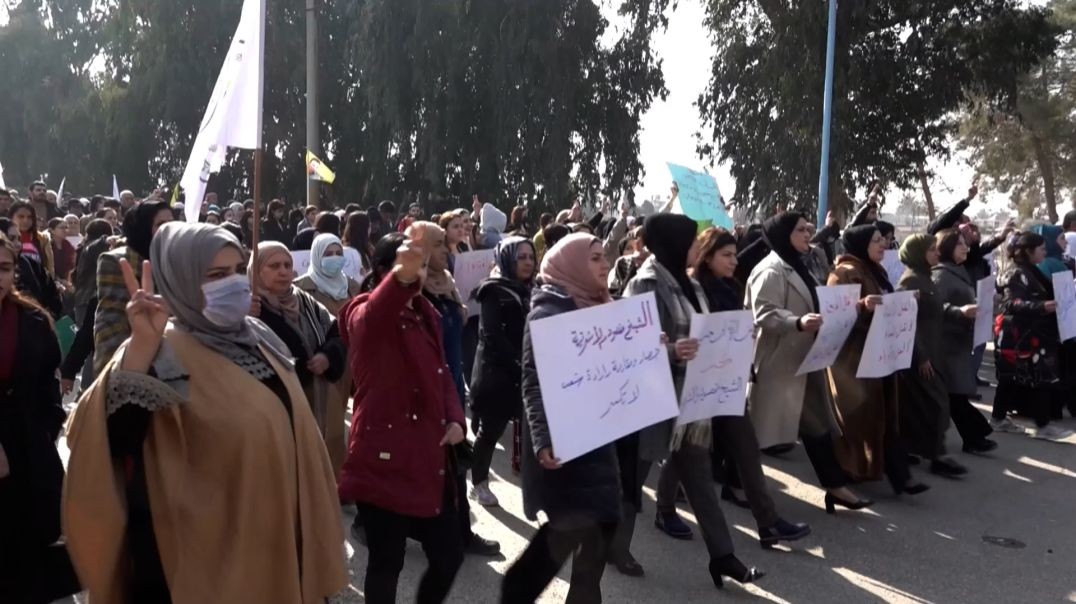 ⁣خلال تظاهرة حاشدة ..أهالي الرقة يتضامنون مع الشيخ مقصود والأشرفية-تقرير: محمد خليل